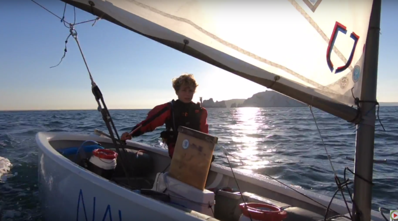 Un niño de 12 años bate el récord en cruzar la Mancha en solitario en Optimist